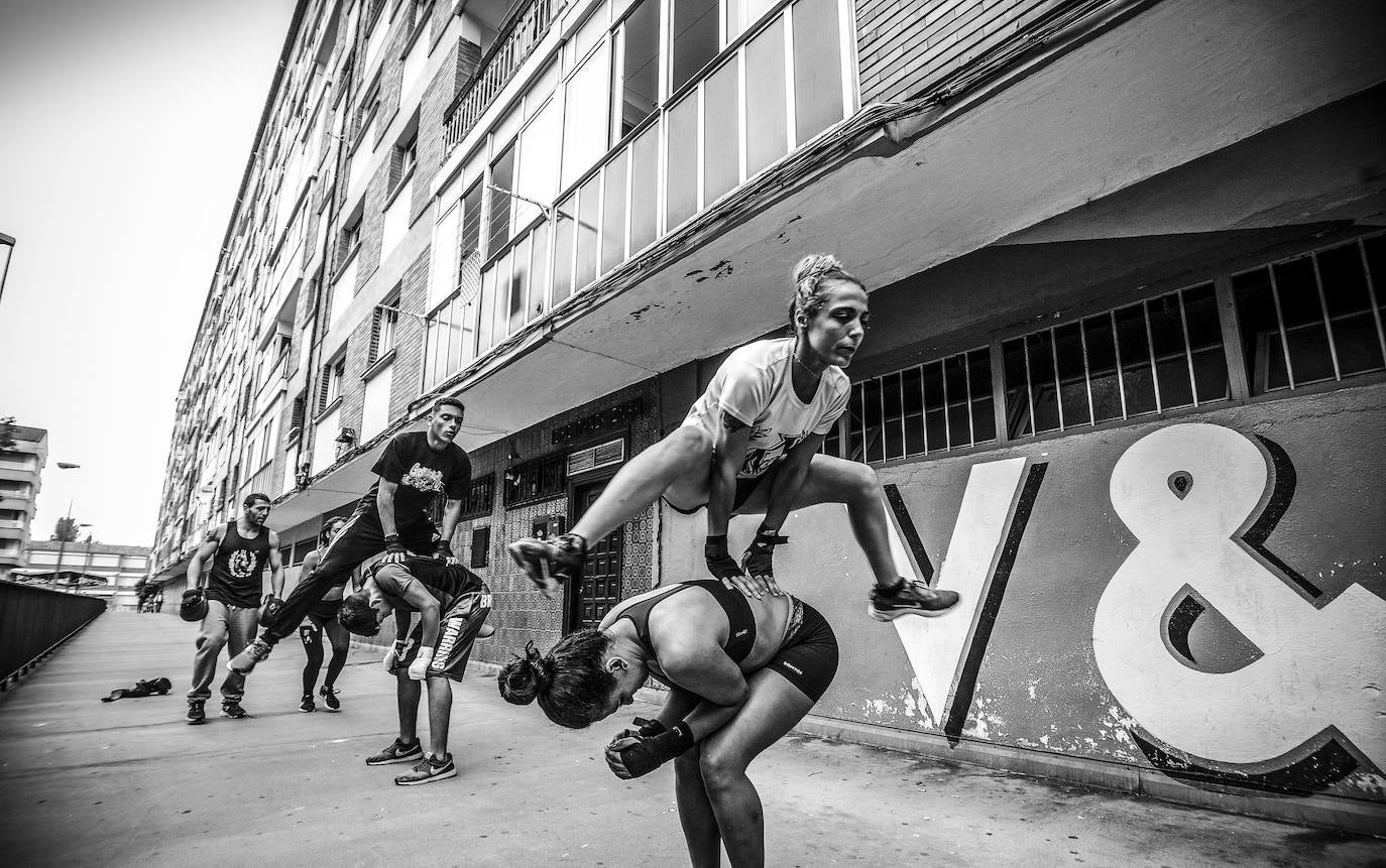 Sus calles se convierten en lugar de entrenamiento para un grupo de jóvenes boxeadores, del gimnasio V&M, en la calle Asturias.