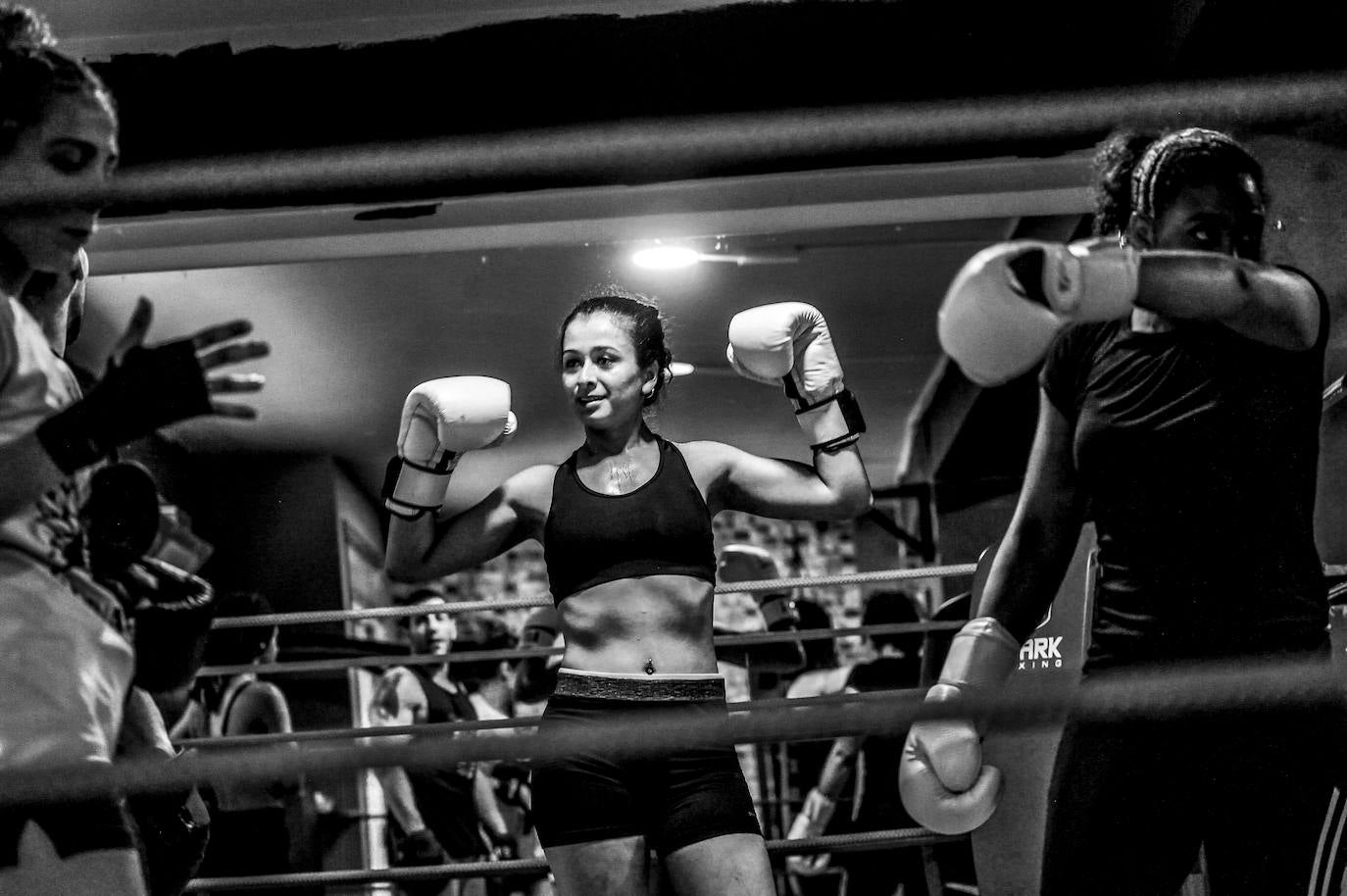 Una joven, en pleno entrenamiento sobre el ring, en el gimnasio V&M, en la calle Asturias.