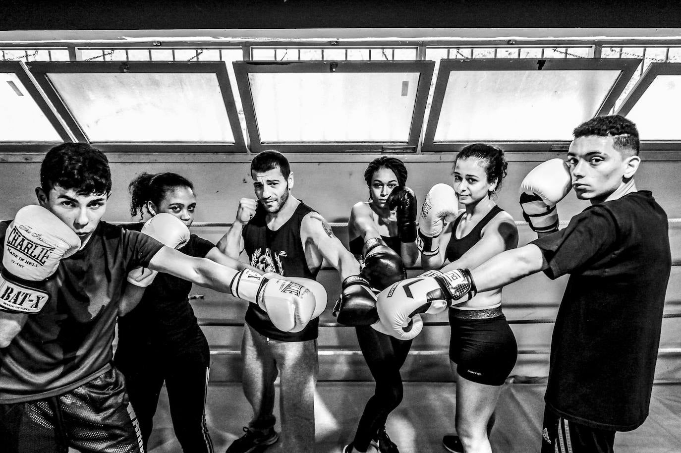 Un grupo de jóvenes boxeadores de un gimnasio de la calle Asturias posan para el fotógrafo en su recorrido por la zona..