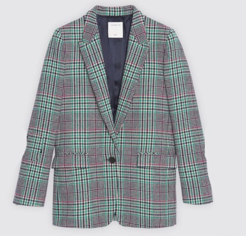 Como viene siendo tradición, doña Letizia ha acompañado a sus hijas en su primer día de colegio y, al igual que otros años, ha querido mostrar su estilo más desenfadado