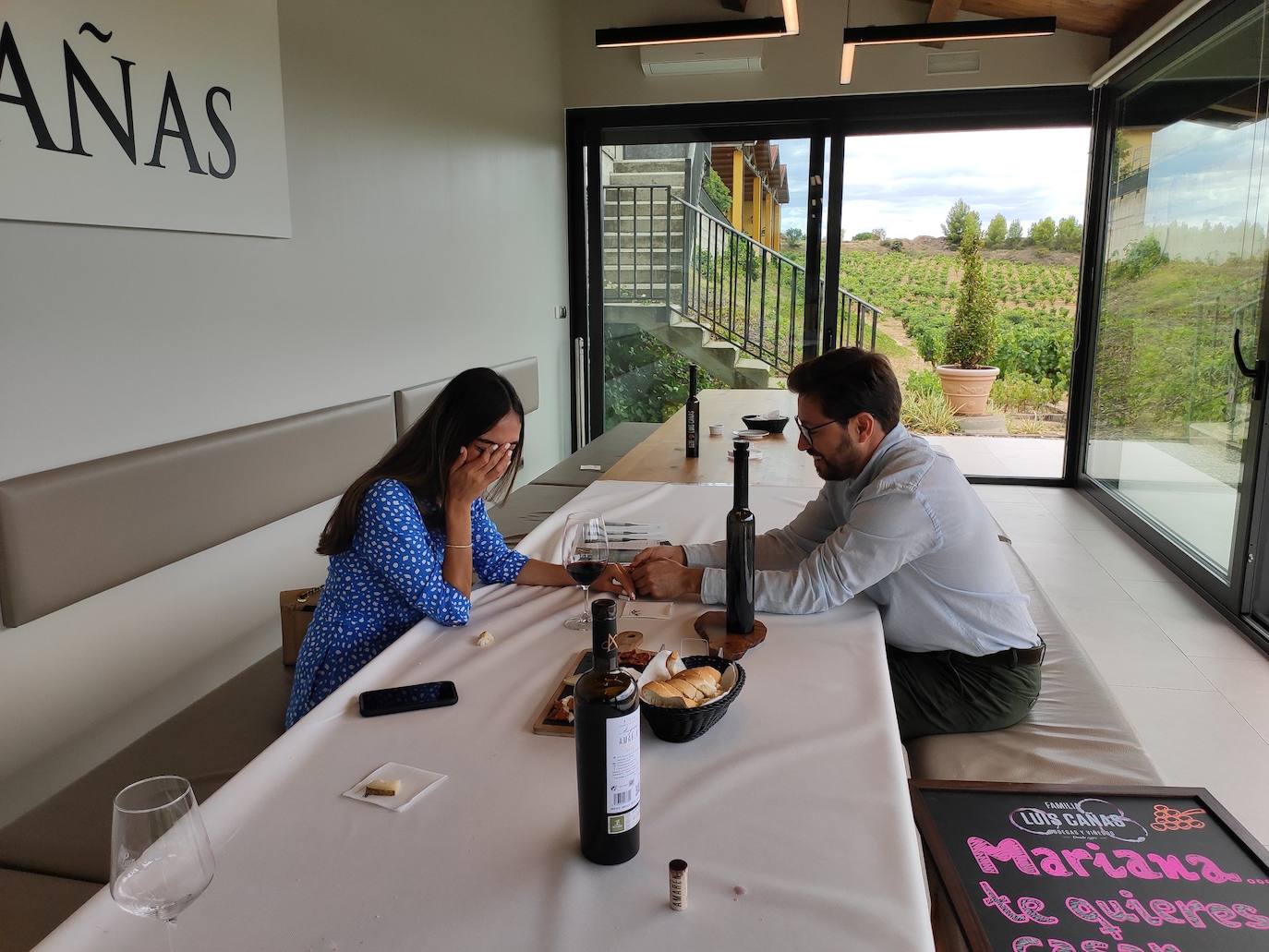 Luis Gabriel Paulín sorprendió a su novia Mariana durante una reciente visita a la popular bodega de Villabuena de Álava