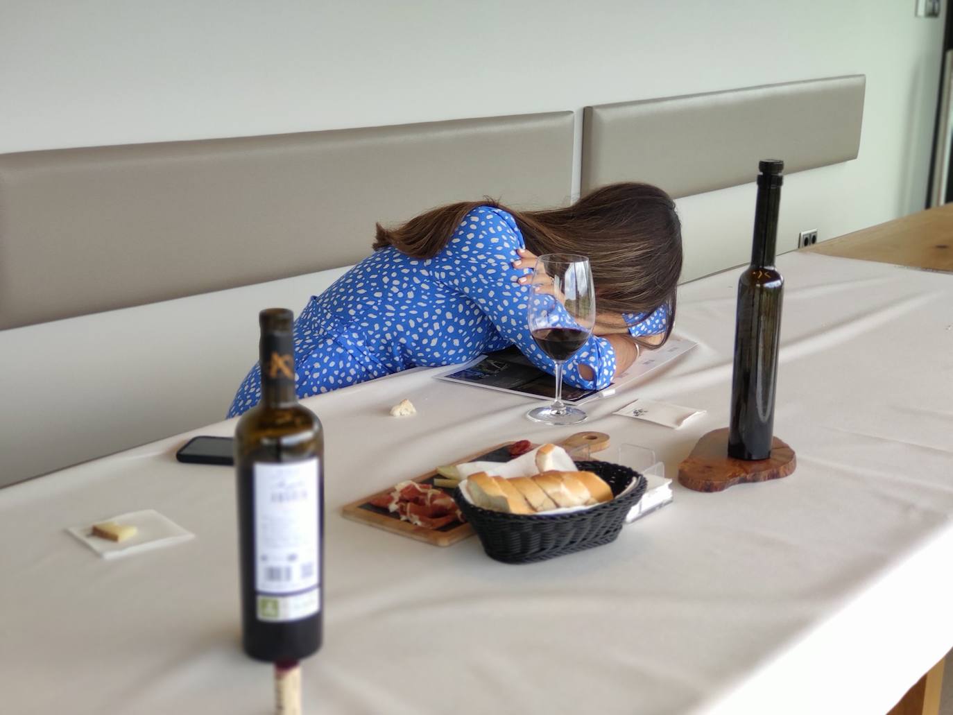 Luis Gabriel Paulín sorprendió a su novia Mariana durante una reciente visita a la popular bodega de Villabuena de Álava