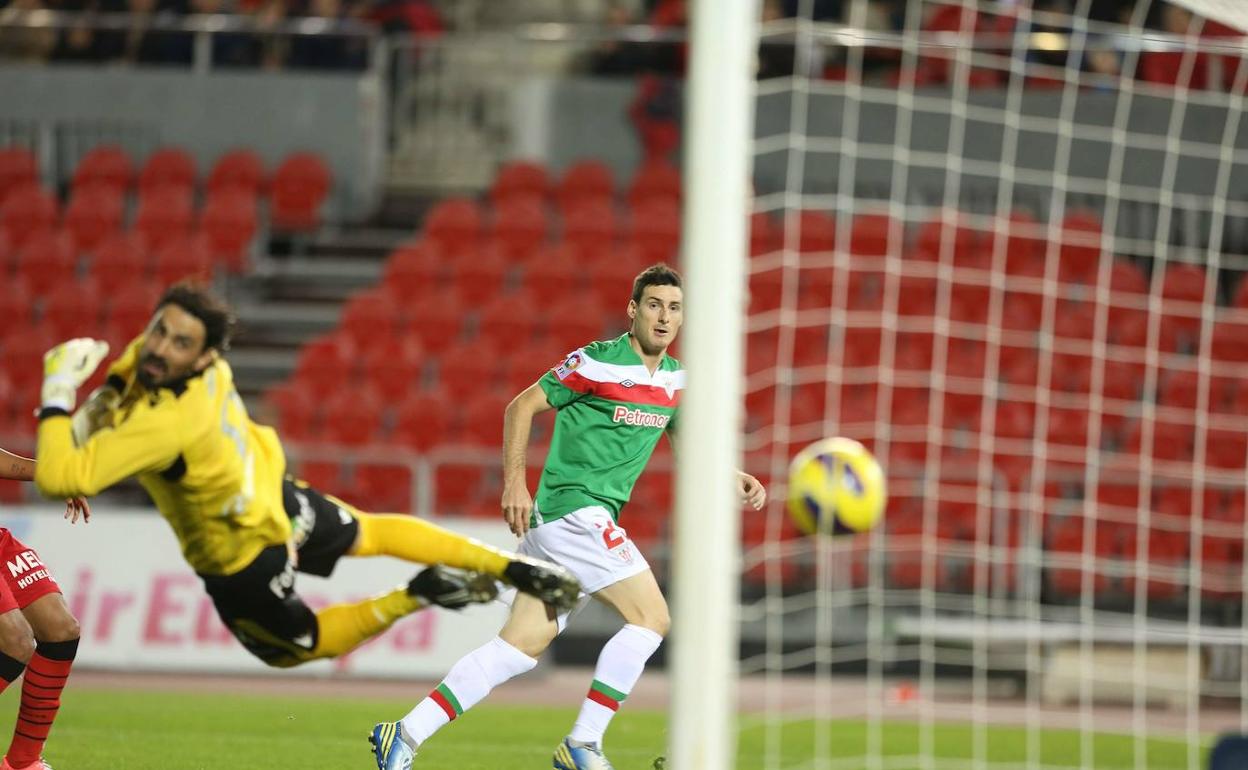 Aduriz supera a Aouate en diciembre de 2012, cuando el Athletic ganó por 0-1. 