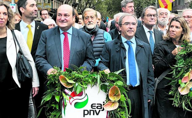 Ortuzar y Aurrekoetxea, ayer en la ofrenda floral a Rafael Casanova con Mas y otros exconvergentes.