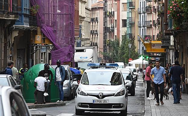 Un coche de la Policía Municipal patrulla por el barrio. 