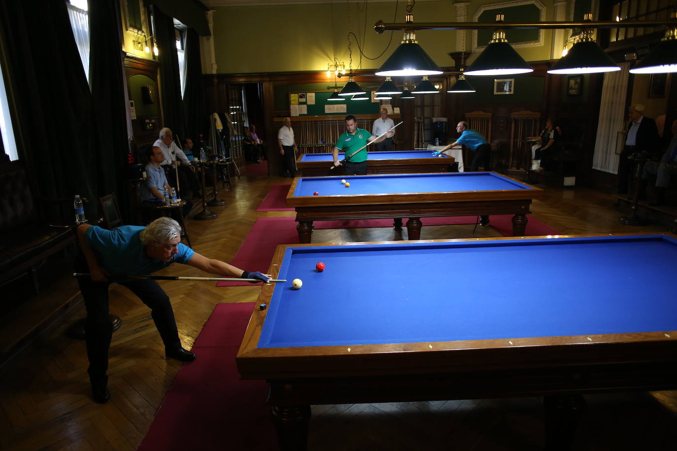 Los participantes en el torneo de billar.