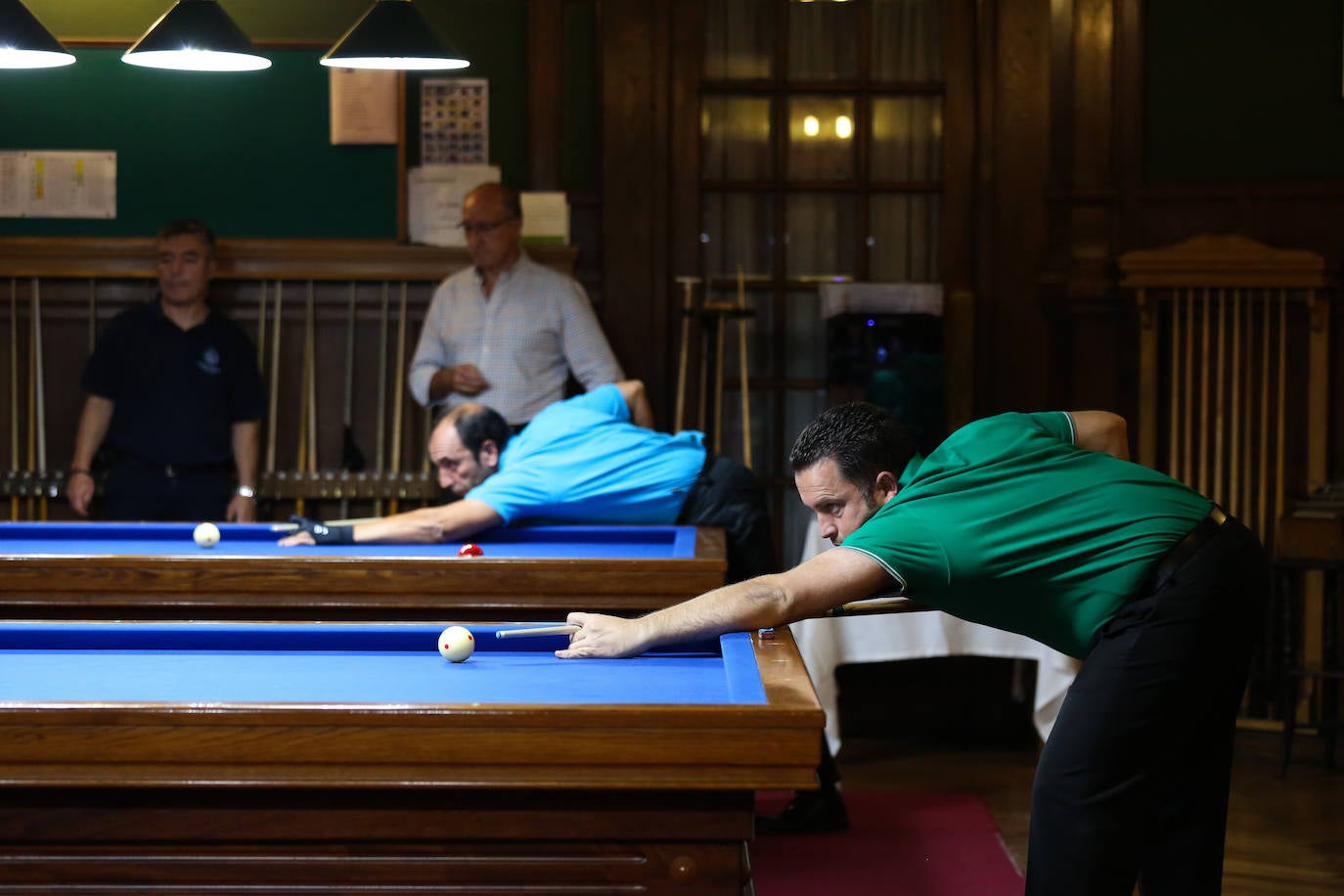 Los participantes en el torneo de billar.