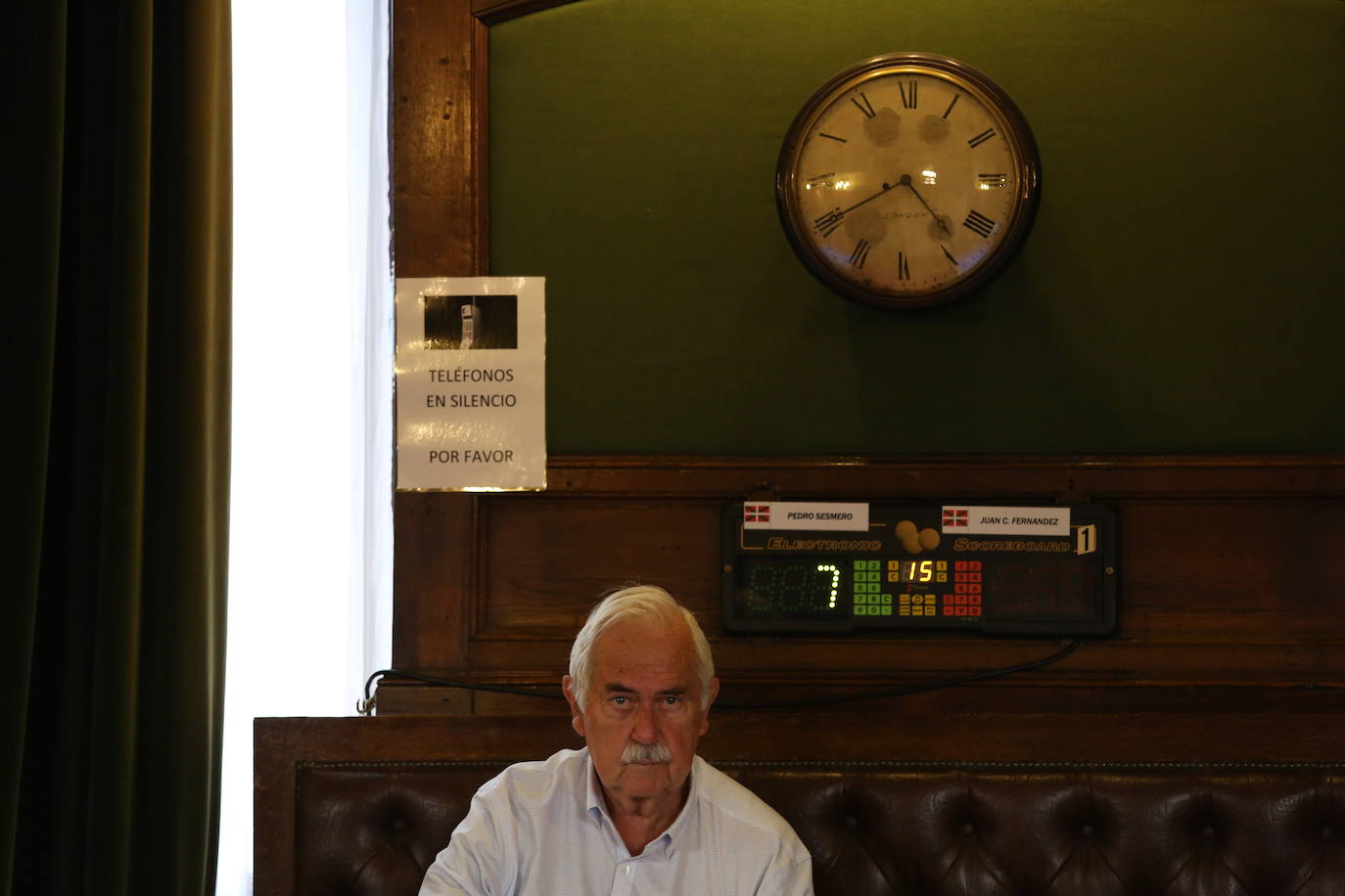 Los participantes en el torneo de billar.