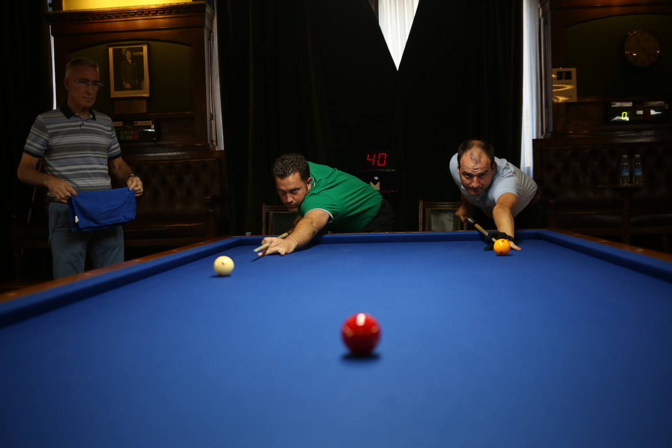 Los participantes en el torneo de billar.