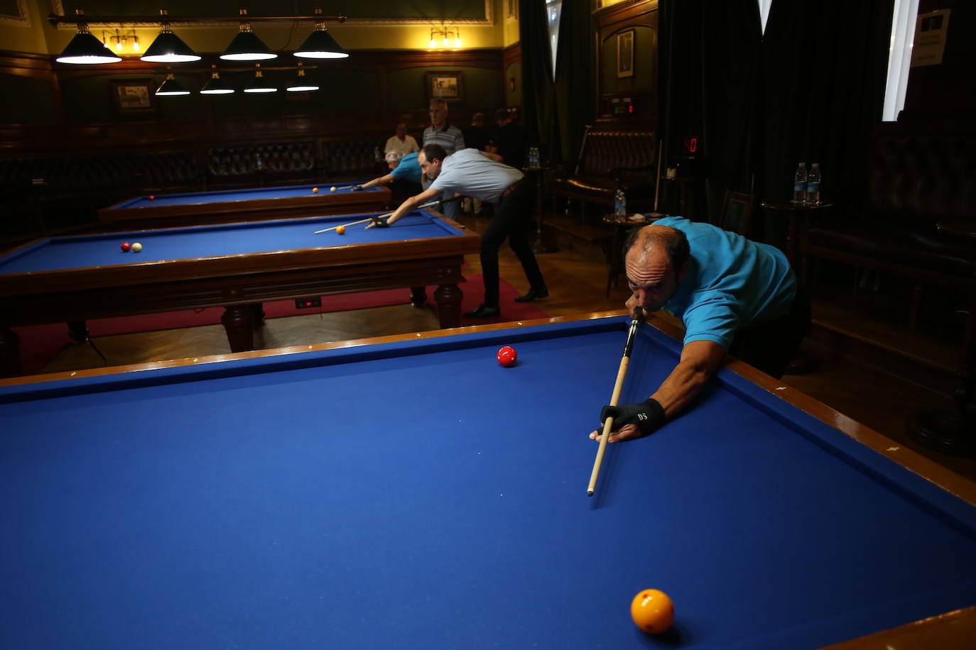 Los participantes en el torneo de billar.