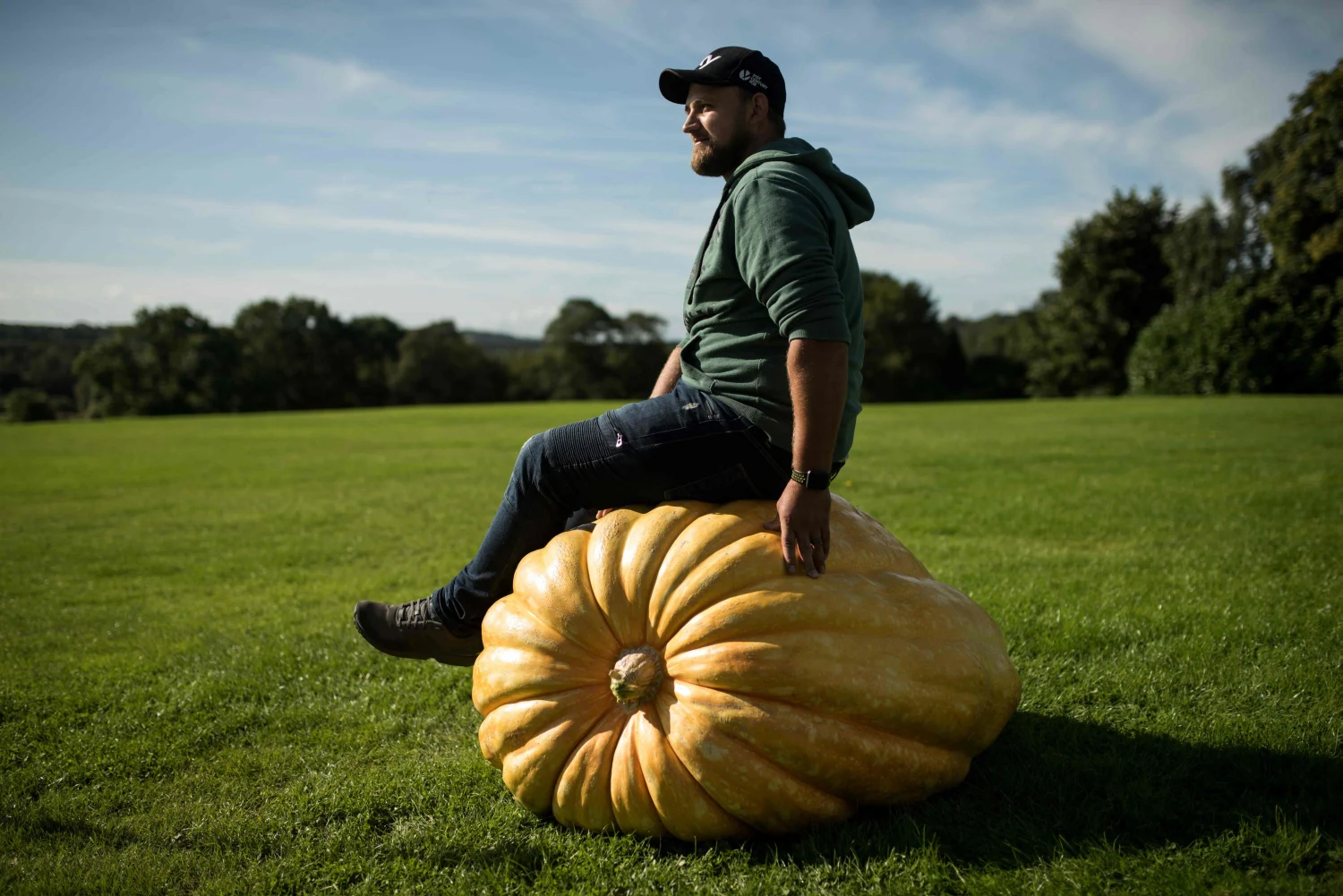 El productor Richard Mann posa para una fotografía con su calabaza, con un peso de 291.7 kg, que ganó el primer premio en la categoría de calabaza más pesada en el concurso de vegetales gigantes, el primer día del Harrogate Autumn Flower Show celebrado en el Great Yorkshire Showground, en Harrogate, norte de Inglaterra.