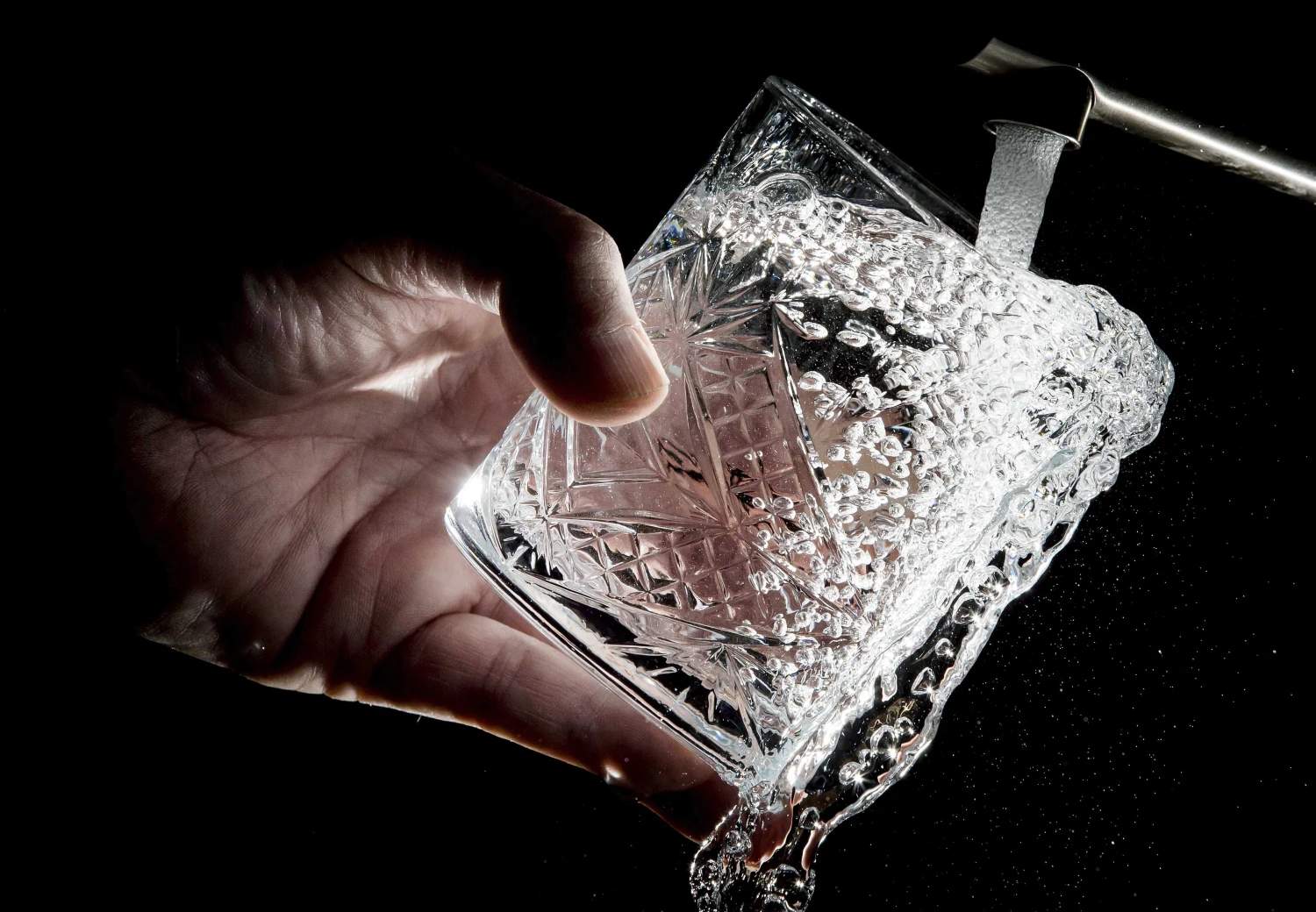 Una persona rellena un vaso con agua de grifo, en Holanda. Un estudio llevado a cabo por el instituto holandés de Investigación del Agua KWR señala que la calidad del agua peligra debido a la contaminación de fuentes de agua potable por químicos y residuos médicos. 