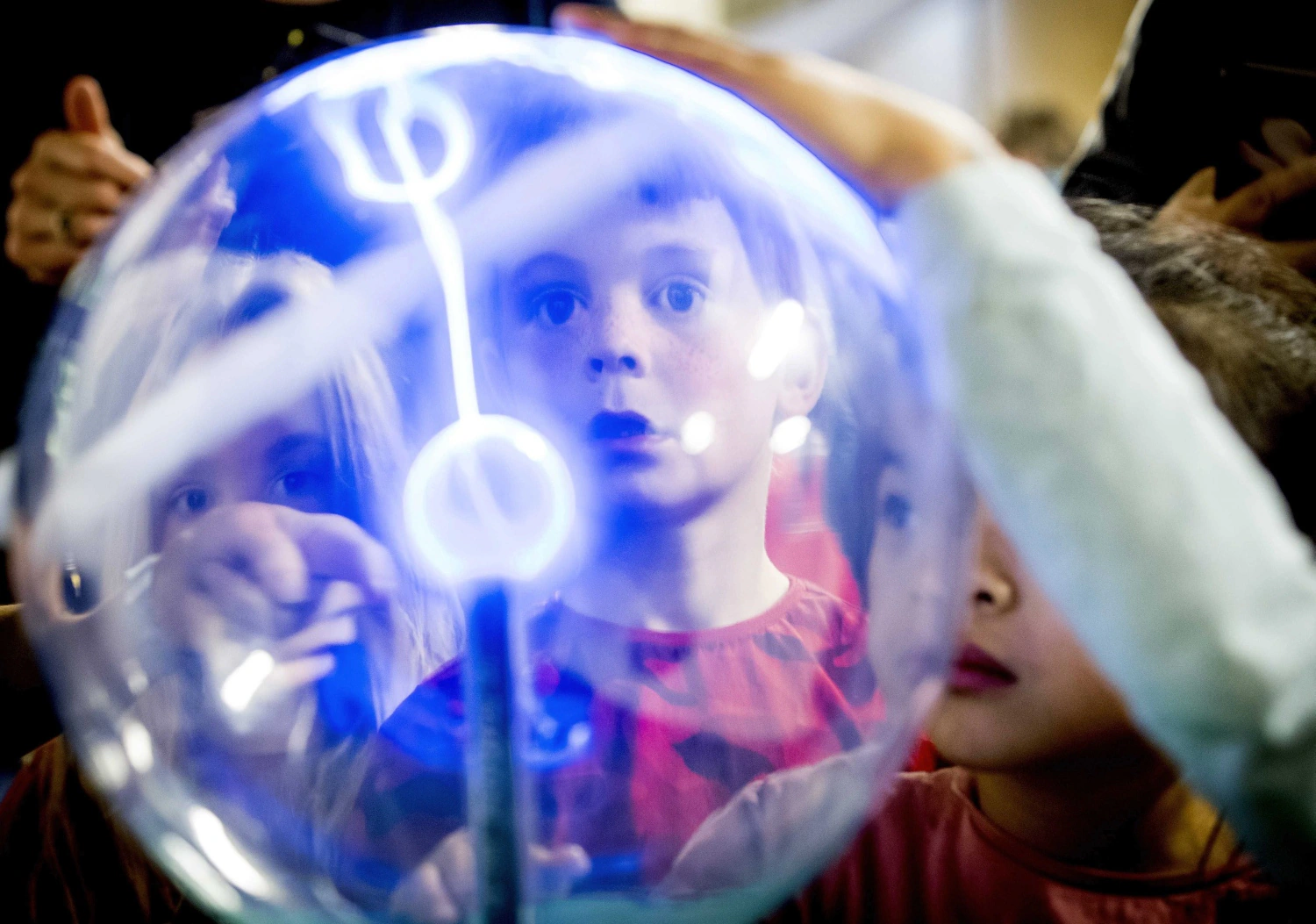 Un grupo de niños participa en una actividad durante el festival nacional de ciencia NEXT en Rotterdam (Holanda).