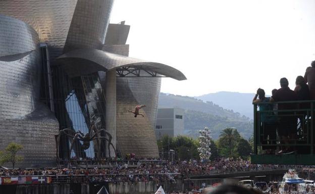 Saltos de la final de saltos Red Bull Cliff Diving 2019 en Bilbao.