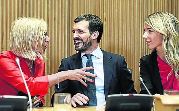 Cayetana Álvarez de Toledo, a la derecha de la foto, participó el jueves en un acto en el Congreso junto a Rosa Díez y Pablo Casado.
