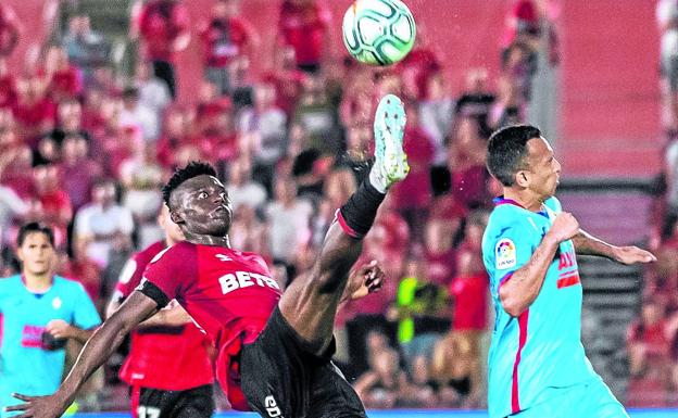 Baba eleva una pierna para controlar un balón ante Orellana (Eibar) en el primer partido de la Liga. 