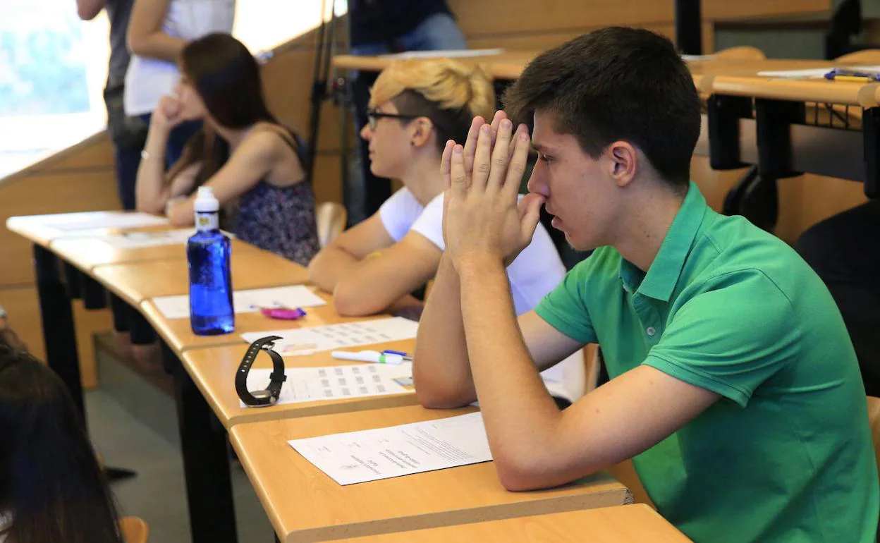 Varios estudiantes realizan la Prueba de Acceso a la Universidad (PAU) en la Facultad de Odontología, en la Ciudad Universitaria (Madrid).