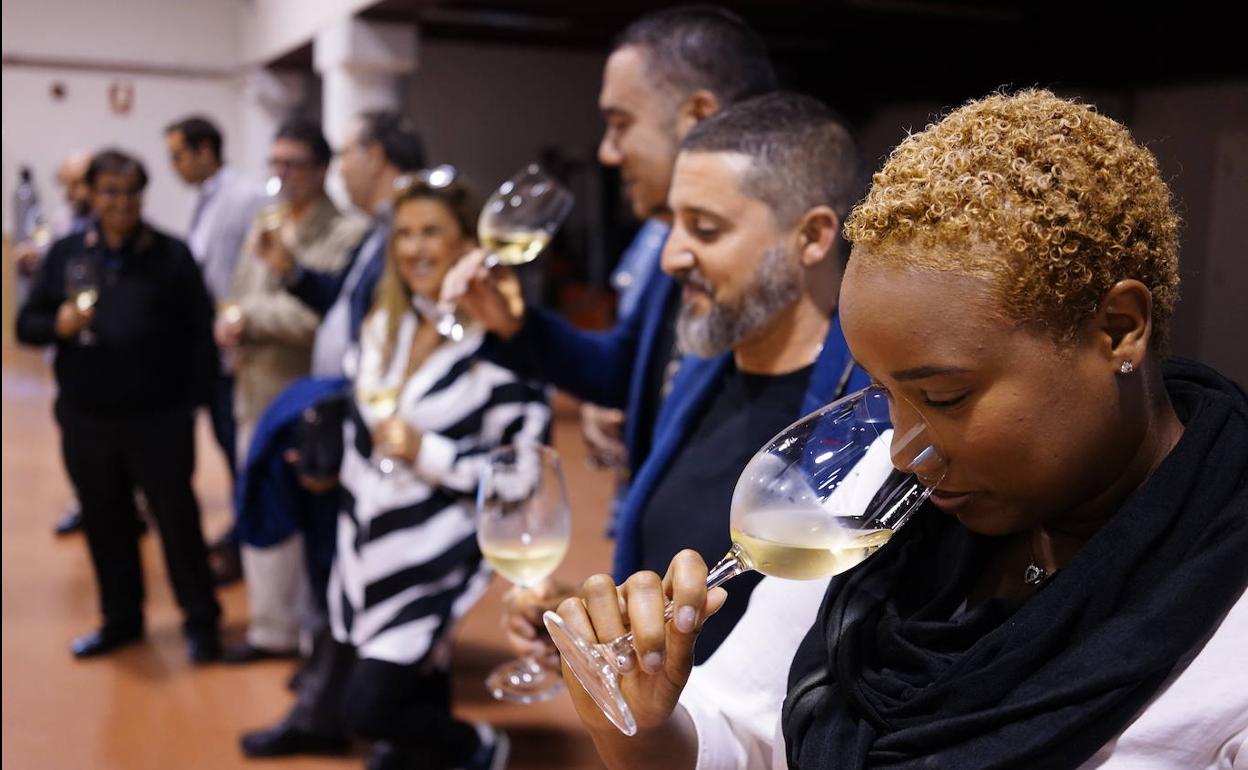 Un instante de la cata de la bodega de Larrabetzu,