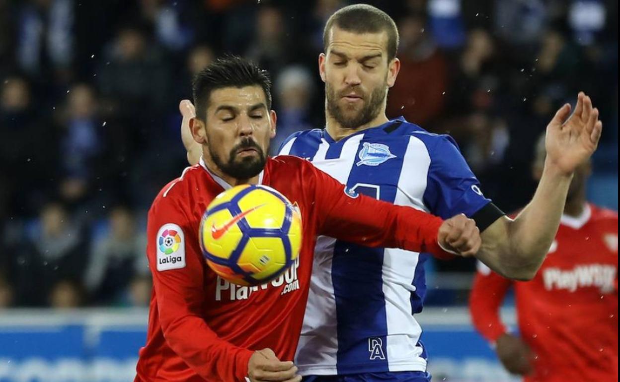 Nolito, ante la presión de Laguardia, en el Alavés - Sevilla del pasado año. 