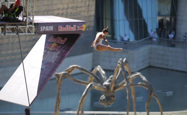 Una clavadista ensaya un salto desde La Salve. 