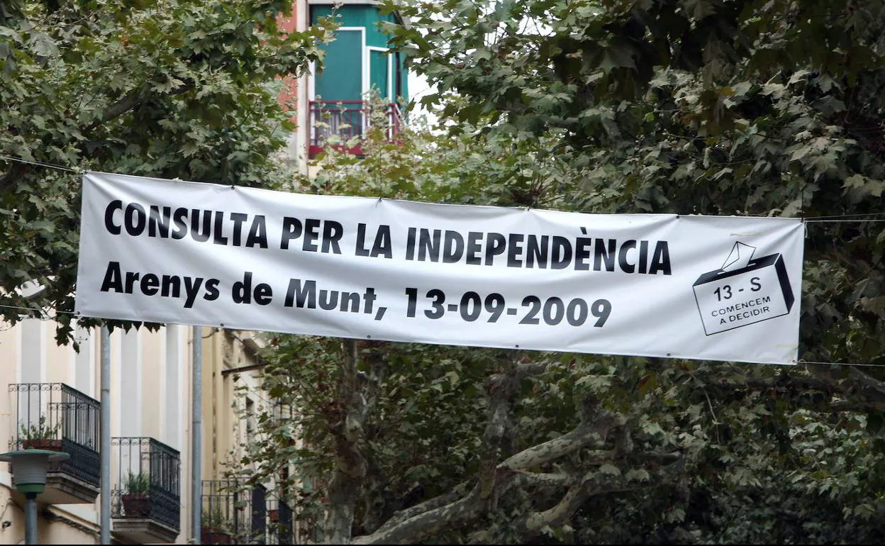 Pancarta del referéndum sobre la independencia de Cataluña convocado en Arenys de Mun este viernes.