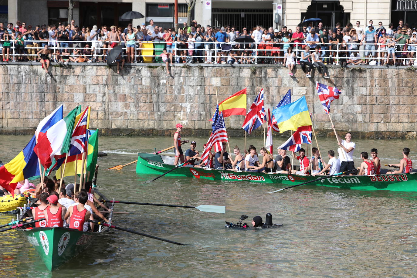 Fotos: 60.000 personas vibran con la final de saltos &#039;Red Bull Cliff Diving&#039; en Bilbao