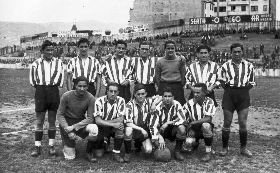 Equipo titular del Athletic de Bilbao antes del comienzo de un partido de Liga en 1939. 