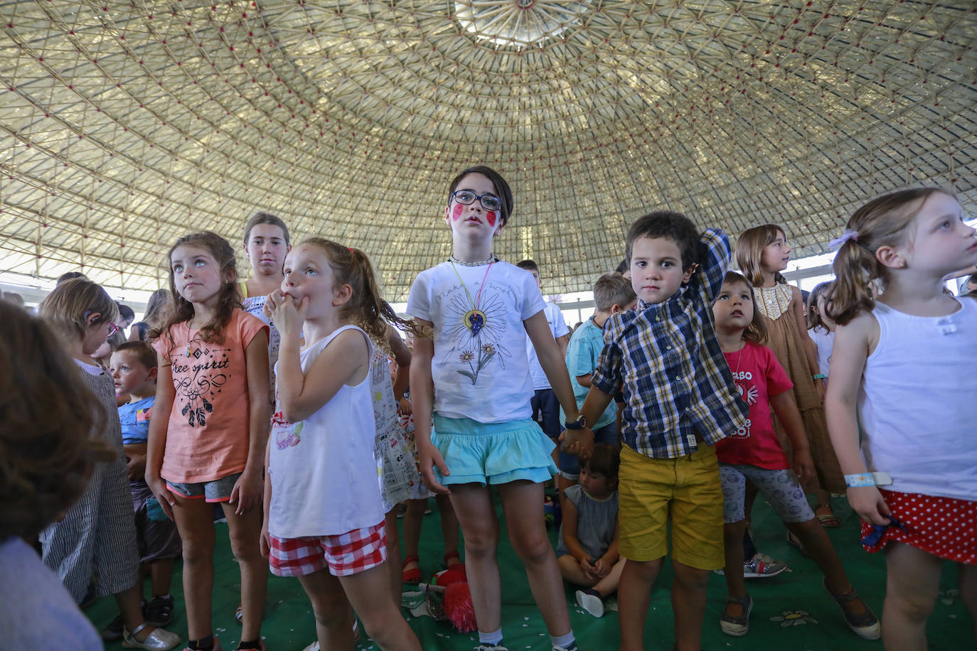 La cúpula del Buesa Arena ha acogido este este sábado una gran fiesta infantil al aire libre organizada por la Corporación Mondragón como aperitivo de su espectáculo 'Humanity at Music', que comienza a las 18.00 en el interior del pabellón.