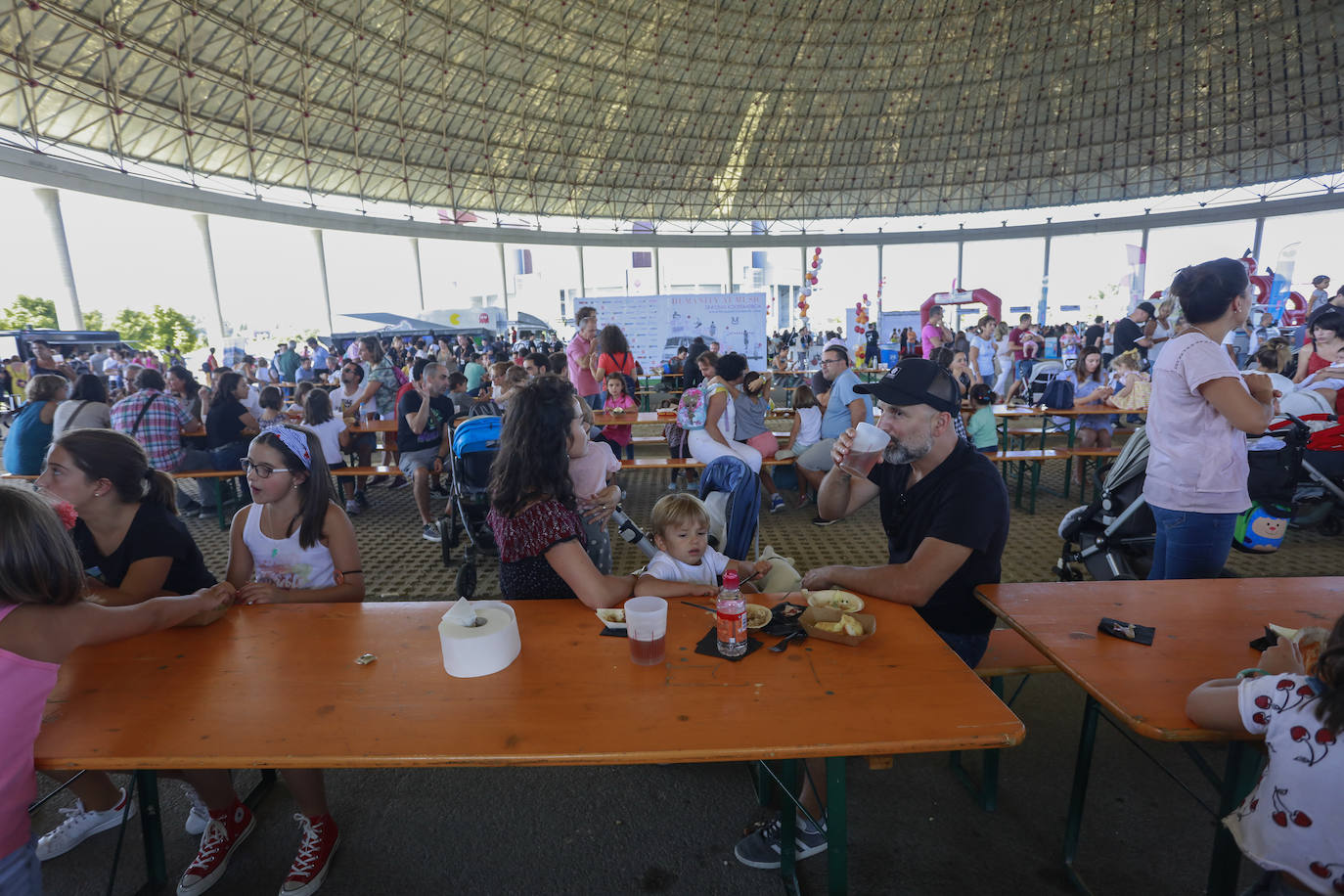 La cúpula del Buesa Arena ha acogido este este sábado una gran fiesta infantil al aire libre organizada por la Corporación Mondragón como aperitivo de su espectáculo 'Humanity at Music', que comienza a las 18.00 en el interior del pabellón.