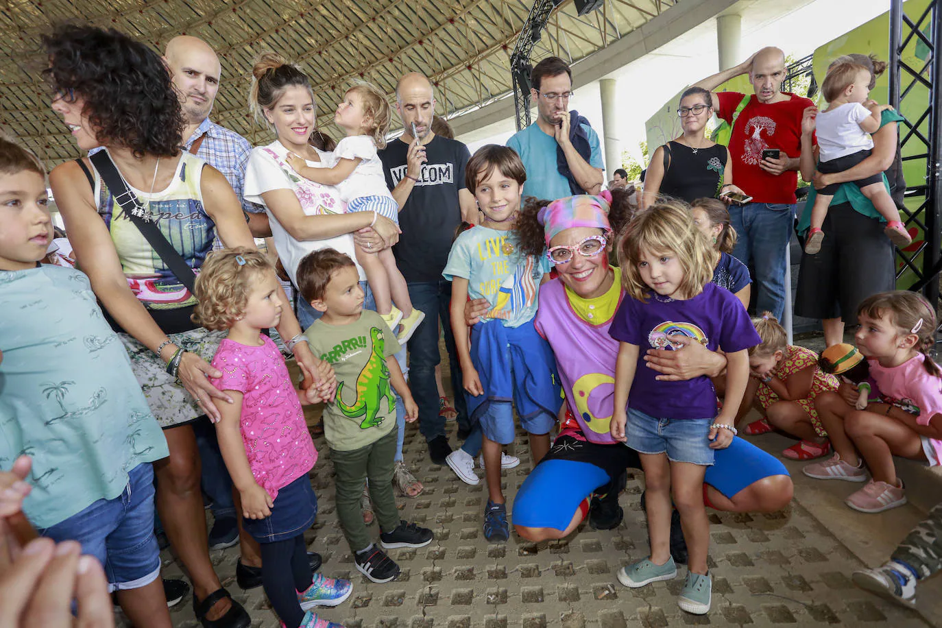 La cúpula del Buesa Arena ha acogido este este sábado una gran fiesta infantil al aire libre organizada por la Corporación Mondragón como aperitivo de su espectáculo 'Humanity at Music', que comienza a las 18.00 en el interior del pabellón.