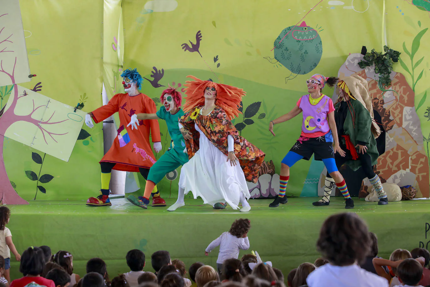 La cúpula del Buesa Arena ha acogido este este sábado una gran fiesta infantil al aire libre organizada por la Corporación Mondragón como aperitivo de su espectáculo 'Humanity at Music', que comienza a las 18.00 en el interior del pabellón.