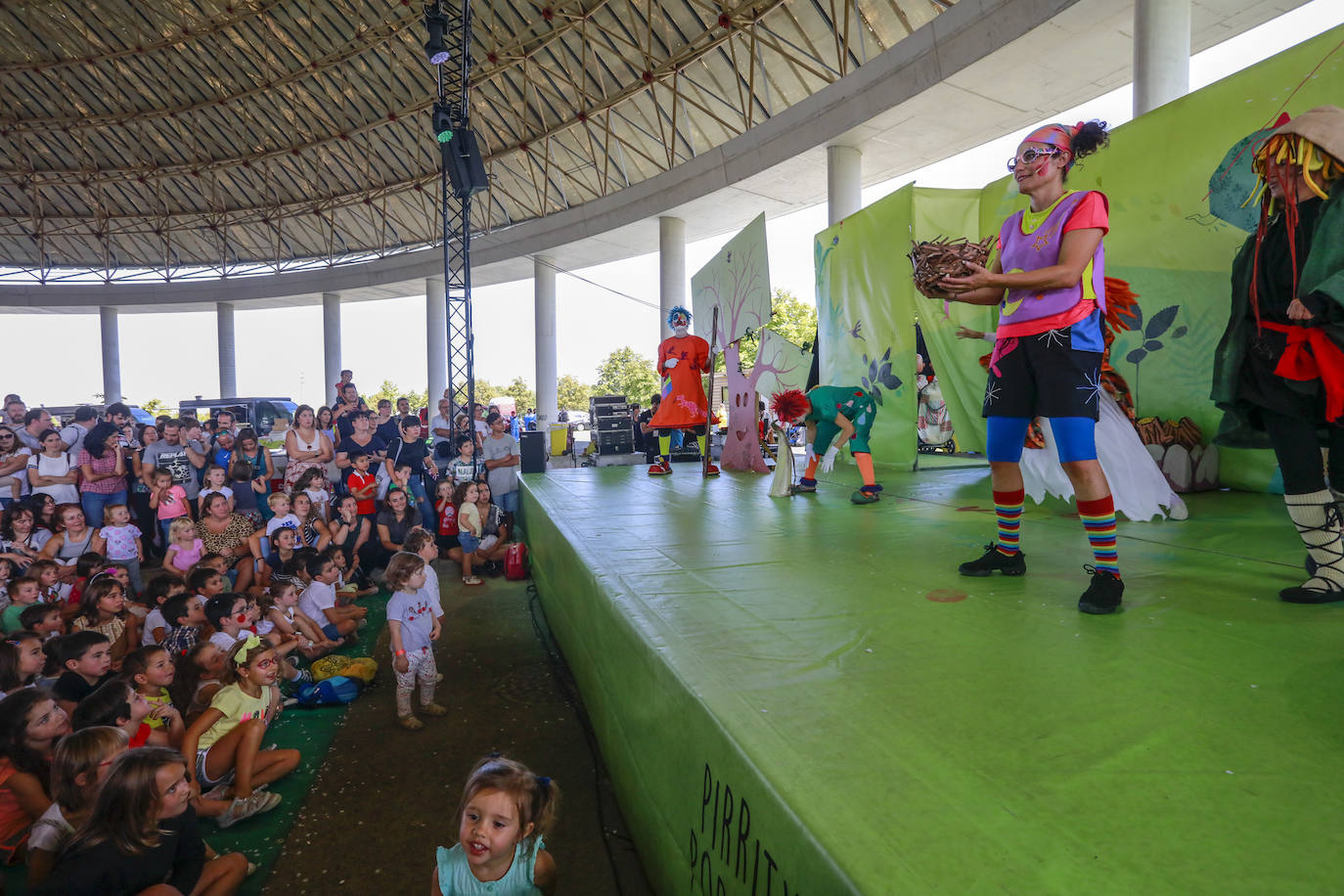 La cúpula del Buesa Arena ha acogido este este sábado una gran fiesta infantil al aire libre organizada por la Corporación Mondragón como aperitivo de su espectáculo 'Humanity at Music', que comienza a las 18.00 en el interior del pabellón.