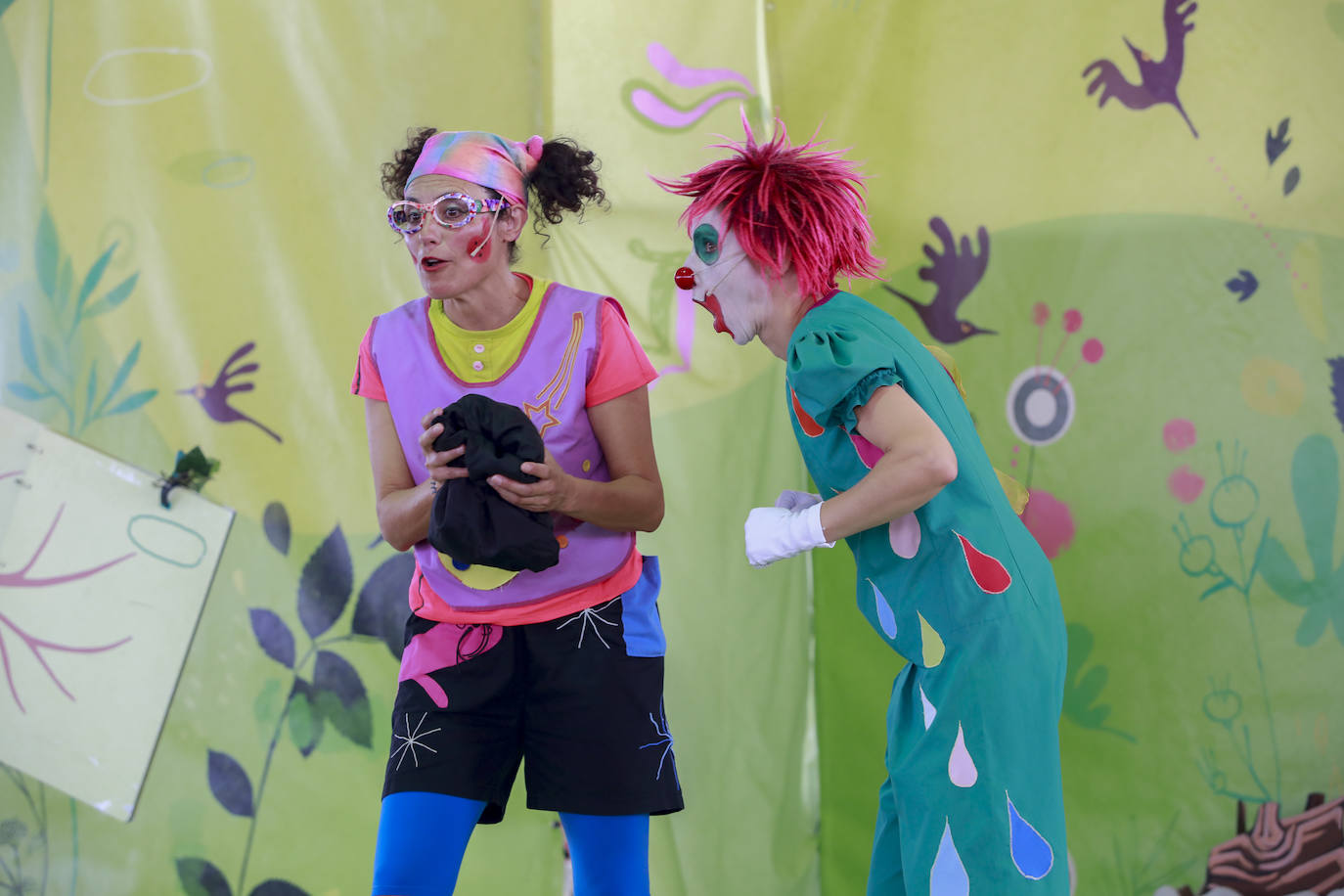 La cúpula del Buesa Arena ha acogido este este sábado una gran fiesta infantil al aire libre organizada por la Corporación Mondragón como aperitivo de su espectáculo 'Humanity at Music', que comienza a las 18.00 en el interior del pabellón.