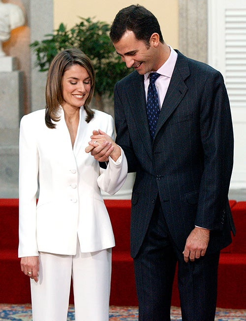 Doña Letizia nació tal día como hoy hace 47 años. Aquella joven que se estaba labrando un prometedor futuro profesional como periodista lo dejó todo por amor. El por aquel entonces príncipe Felipe anunció su compromiso oficial con la asturiana y se casaron en la Catedral de la Almudena el 22 de mayo de 2004. Diez años más tarde, fueron coronados reyes de España tras la abdicación del rey Juan Carlos. Cada uno de esos momentos clave en la vida de doña Letizia ha estado marcado por sus looks, analizados al detalle por la prensa a lo largo de los años. Hoy, con motivo de su cumpleaños, repasamos la evolución de su estilo a través de algunos de sus estilismos más memorables.