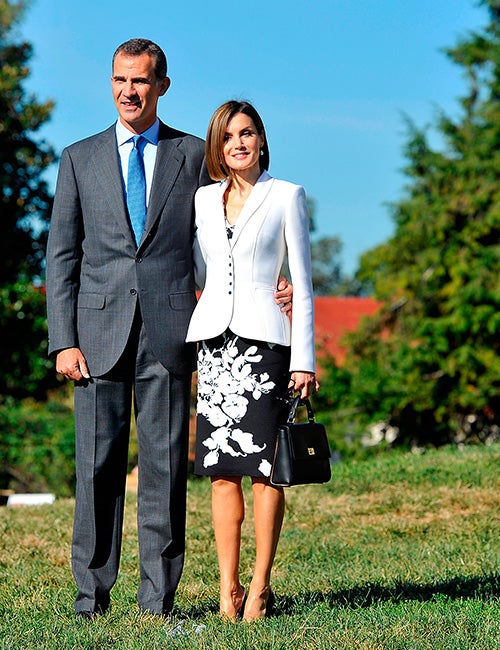 Doña Letizia nació tal día como hoy hace 47 años. Aquella joven que se estaba labrando un prometedor futuro profesional como periodista lo dejó todo por amor. El por aquel entonces príncipe Felipe anunció su compromiso oficial con la asturiana y se casaron en la Catedral de la Almudena el 22 de mayo de 2004. Diez años más tarde, fueron coronados reyes de España tras la abdicación del rey Juan Carlos. Cada uno de esos momentos clave en la vida de doña Letizia ha estado marcado por sus looks, analizados al detalle por la prensa a lo largo de los años. Hoy, con motivo de su cumpleaños, repasamos la evolución de su estilo a través de algunos de sus estilismos más memorables.