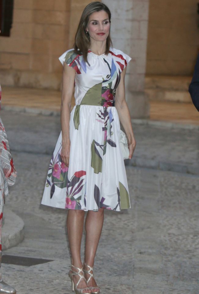 Doña Letizia nació tal día como hoy hace 47 años. Aquella joven que se estaba labrando un prometedor futuro profesional como periodista lo dejó todo por amor. El por aquel entonces príncipe Felipe anunció su compromiso oficial con la asturiana y se casaron en la Catedral de la Almudena el 22 de mayo de 2004. Diez años más tarde, fueron coronados reyes de España tras la abdicación del rey Juan Carlos. Cada uno de esos momentos clave en la vida de doña Letizia ha estado marcado por sus looks, analizados al detalle por la prensa a lo largo de los años. Hoy, con motivo de su cumpleaños, repasamos la evolución de su estilo a través de algunos de sus estilismos más memorables.