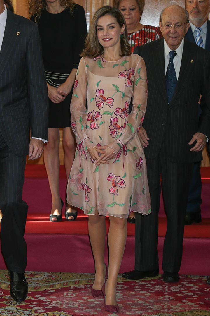 Doña Letizia nació tal día como hoy hace 47 años. Aquella joven que se estaba labrando un prometedor futuro profesional como periodista lo dejó todo por amor. El por aquel entonces príncipe Felipe anunció su compromiso oficial con la asturiana y se casaron en la Catedral de la Almudena el 22 de mayo de 2004. Diez años más tarde, fueron coronados reyes de España tras la abdicación del rey Juan Carlos. Cada uno de esos momentos clave en la vida de doña Letizia ha estado marcado por sus looks, analizados al detalle por la prensa a lo largo de los años. Hoy, con motivo de su cumpleaños, repasamos la evolución de su estilo a través de algunos de sus estilismos más memorables.