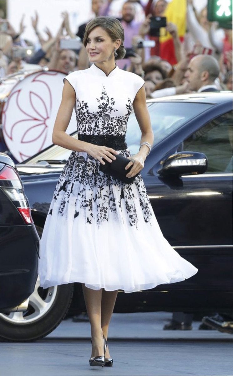 Doña Letizia nació tal día como hoy hace 47 años. Aquella joven que se estaba labrando un prometedor futuro profesional como periodista lo dejó todo por amor. El por aquel entonces príncipe Felipe anunció su compromiso oficial con la asturiana y se casaron en la Catedral de la Almudena el 22 de mayo de 2004. Diez años más tarde, fueron coronados reyes de España tras la abdicación del rey Juan Carlos. Cada uno de esos momentos clave en la vida de doña Letizia ha estado marcado por sus looks, analizados al detalle por la prensa a lo largo de los años. Hoy, con motivo de su cumpleaños, repasamos la evolución de su estilo a través de algunos de sus estilismos más memorables.