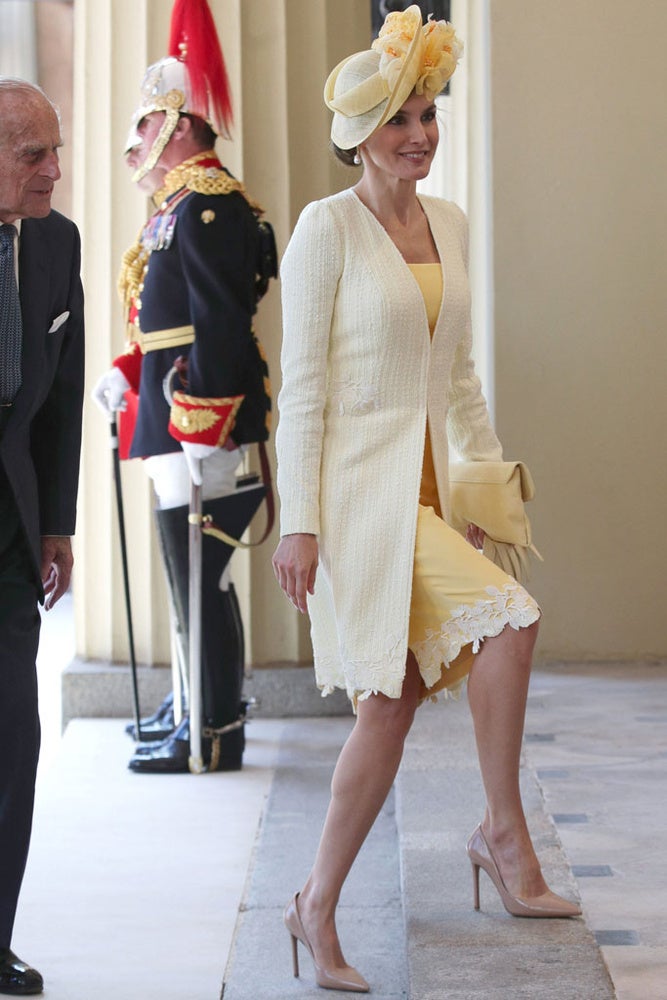 Doña Letizia nació tal día como hoy hace 47 años. Aquella joven que se estaba labrando un prometedor futuro profesional como periodista lo dejó todo por amor. El por aquel entonces príncipe Felipe anunció su compromiso oficial con la asturiana y se casaron en la Catedral de la Almudena el 22 de mayo de 2004. Diez años más tarde, fueron coronados reyes de España tras la abdicación del rey Juan Carlos. Cada uno de esos momentos clave en la vida de doña Letizia ha estado marcado por sus looks, analizados al detalle por la prensa a lo largo de los años. Hoy, con motivo de su cumpleaños, repasamos la evolución de su estilo a través de algunos de sus estilismos más memorables.