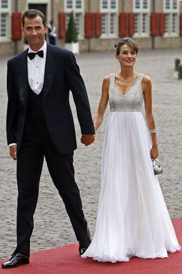 Doña Letizia nació tal día como hoy hace 47 años. Aquella joven que se estaba labrando un prometedor futuro profesional como periodista lo dejó todo por amor. El por aquel entonces príncipe Felipe anunció su compromiso oficial con la asturiana y se casaron en la Catedral de la Almudena el 22 de mayo de 2004. Diez años más tarde, fueron coronados reyes de España tras la abdicación del rey Juan Carlos. Cada uno de esos momentos clave en la vida de doña Letizia ha estado marcado por sus looks, analizados al detalle por la prensa a lo largo de los años. Hoy, con motivo de su cumpleaños, repasamos la evolución de su estilo a través de algunos de sus estilismos más memorables.