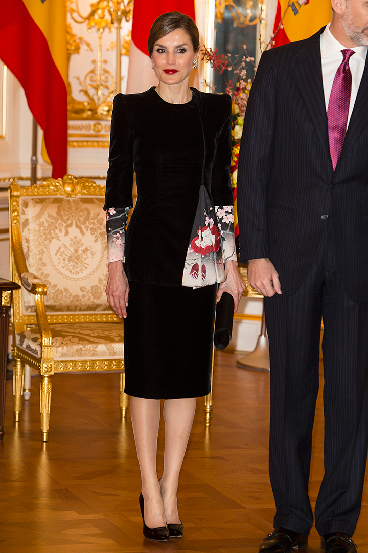 Doña Letizia nació tal día como hoy hace 47 años. Aquella joven que se estaba labrando un prometedor futuro profesional como periodista lo dejó todo por amor. El por aquel entonces príncipe Felipe anunció su compromiso oficial con la asturiana y se casaron en la Catedral de la Almudena el 22 de mayo de 2004. Diez años más tarde, fueron coronados reyes de España tras la abdicación del rey Juan Carlos. Cada uno de esos momentos clave en la vida de doña Letizia ha estado marcado por sus looks, analizados al detalle por la prensa a lo largo de los años. Hoy, con motivo de su cumpleaños, repasamos la evolución de su estilo a través de algunos de sus estilismos más memorables.