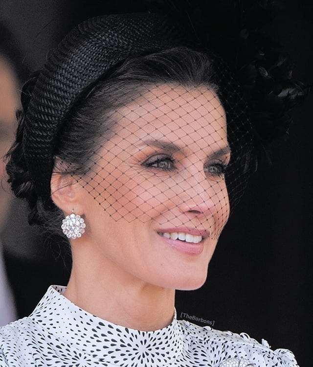 Doña Letizia nació tal día como hoy hace 47 años. Aquella joven que se estaba labrando un prometedor futuro profesional como periodista lo dejó todo por amor. El por aquel entonces príncipe Felipe anunció su compromiso oficial con la asturiana y se casaron en la Catedral de la Almudena el 22 de mayo de 2004. Diez años más tarde, fueron coronados reyes de España tras la abdicación del rey Juan Carlos. Cada uno de esos momentos clave en la vida de doña Letizia ha estado marcado por sus looks, analizados al detalle por la prensa a lo largo de los años. Hoy, con motivo de su cumpleaños, repasamos la evolución de su estilo a través de algunos de sus estilismos más memorables.