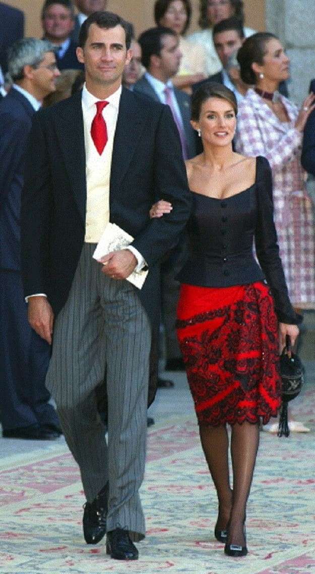 Doña Letizia nació tal día como hoy hace 47 años. Aquella joven que se estaba labrando un prometedor futuro profesional como periodista lo dejó todo por amor. El por aquel entonces príncipe Felipe anunció su compromiso oficial con la asturiana y se casaron en la Catedral de la Almudena el 22 de mayo de 2004. Diez años más tarde, fueron coronados reyes de España tras la abdicación del rey Juan Carlos. Cada uno de esos momentos clave en la vida de doña Letizia ha estado marcado por sus looks, analizados al detalle por la prensa a lo largo de los años. Hoy, con motivo de su cumpleaños, repasamos la evolución de su estilo a través de algunos de sus estilismos más memorables.