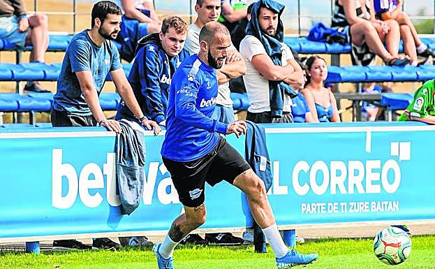 Aleix Vidal, cedido en el Alavés por el Sevilla, golpea el balón en un entrenamiento en Ibaia.