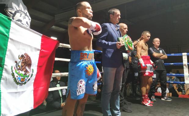 Arévalo y Jon Fernández, antes del inicio del combate. 