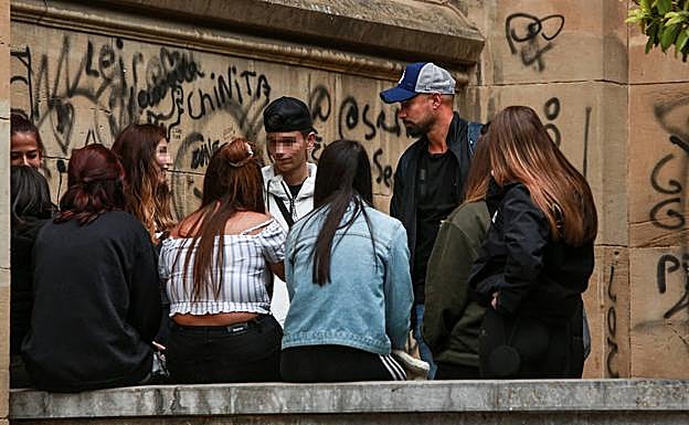 Imagen principal - El responsable de la unidad, de ronda por zonas frecuentadas por adolescentes y en el EPA El Carmen.