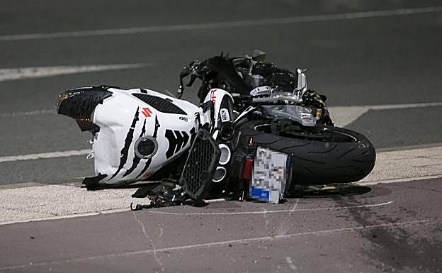 La motocicleta quedó prácticamente partida por la mitad.