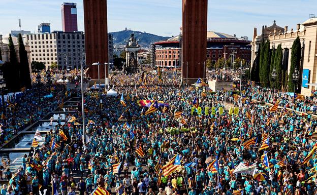 Miles de personas reclaman la independencia en la plaza Espanya de Barcelona