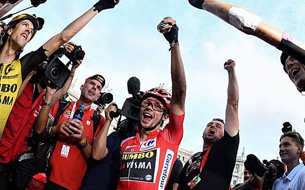 Roglic celebra el triunfo en Madrid. 