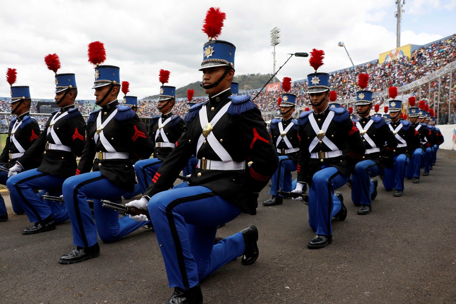 Cadetes de la academia militar Francisco Morazán participan en el desfile nacional de Independencia, en el Estadio Nacional Tiburcio Carías Andino, en Tegucigalpa (Honduras). 